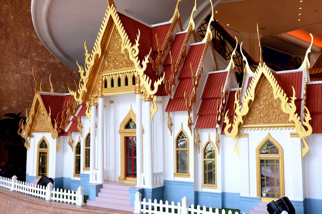 Mô hình chùa Wat Benchamabophit Dusitvanaram do đội ngũ nhân viên tài năng của Khách sạn Hà Nội Daewoo thực hiện trong vòng 1 tháng